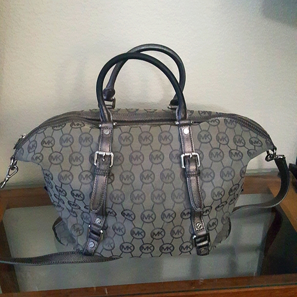 Michael Kors large classic silver/gray canvas & leather crossbody shoulder bag - Picture 4 of 16